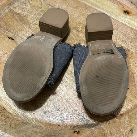 Woman’s Universal Thread Slip on Sandals with a Chunky Heel - Picture 9 of 15